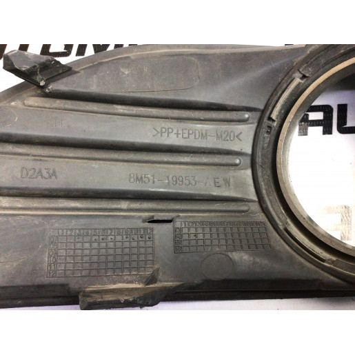 Накладка бамперу ліва під галогенку Ford Focus 2 2008- 8M5119953AEW