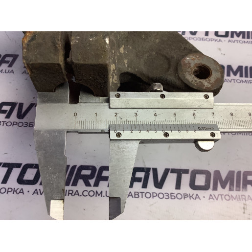 Поворотный кулак (цапфа) передний левый 27 зубов Renault Kangoo 2008-2012 8200755585