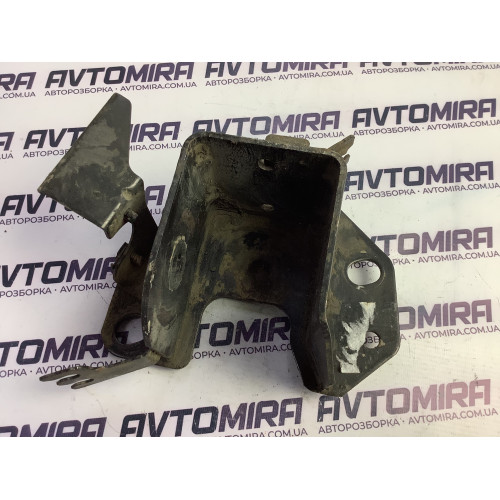 Кронштейн задньої балки лівий Renault Kangoo 2008-2016 8200380958