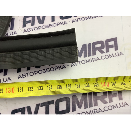 Уплотнитель капота Renault Kangoo 2008-2016 8200425902