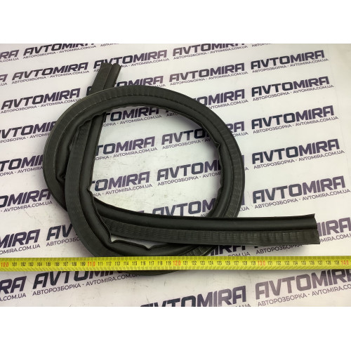 Уплотнитель капота Renault Kangoo 2008-2016 8200425902