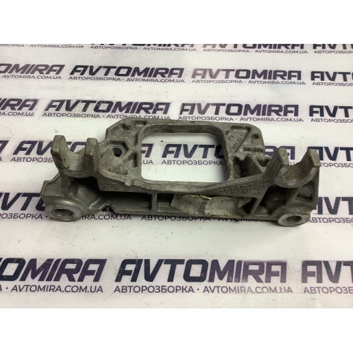 Кронштейн коробки левый Renault Kangoo 2008-2016 8200429504