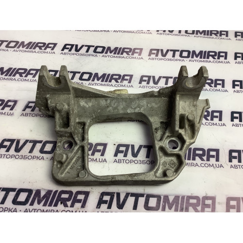 Кронштейн коробки левый Renault Kangoo 2008-2016 8200429504