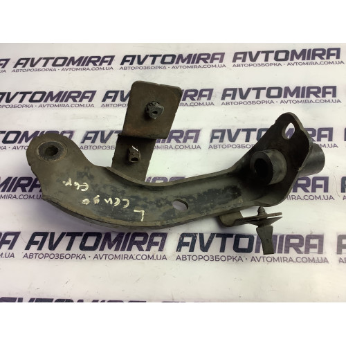 Кронштейн крепления подрамника левый Renault Kangoo 2008-2012 8200587025