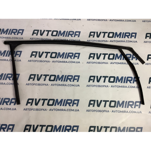 Уплотнитель стекла двери передней левой Ford Focus 2 1685044