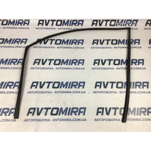 Уплотнитель стекла передней правой двери Toyota Avensis T25 2003-2008 6814105030