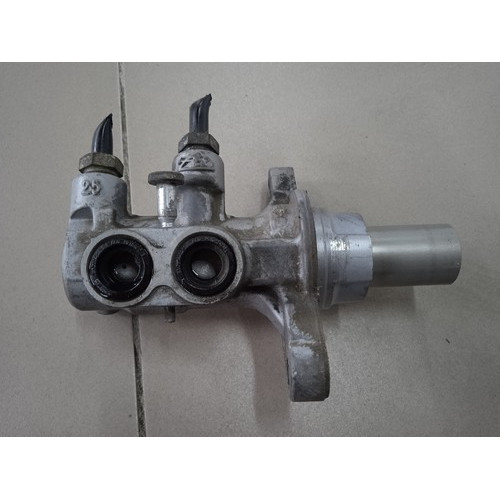 Головний гальмівний циліндр Ford Focus 3 2011- AV612140J