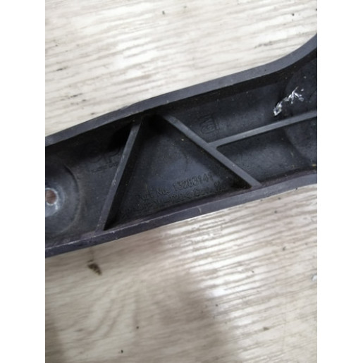 Направляюча заднього бампера права 13283141 Опель Астра Opel Astra J 2010-2015