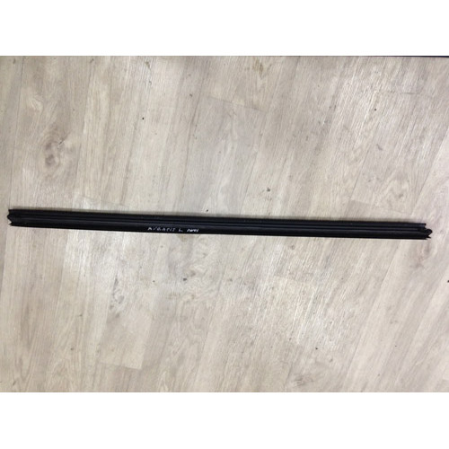 Накладка на стекло передней правой двери Toyota Avensis T25 (2003-2008) 6817105051