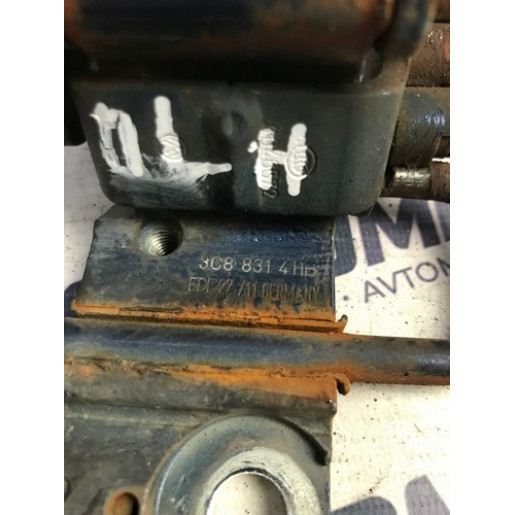 Завіс передньої лівої двері нижній VW Passat B7 2010- 3C8831411
